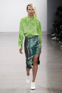 New York, Ny - Şubat 08: Bir model Nyfw sırasında Kim Shui defile için pist yürüyor: Şubat'ta Spring Studios Gallery Ii de Gösterir 8, 2019 Nyc