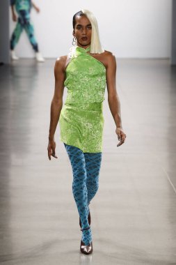 New York, Ny - Şubat 08: Bir model Nyfw sırasında Kim Shui defile için pist yürüyor: Şubat'ta Spring Studios Gallery Ii de Gösterir 8, 2019 Nyc