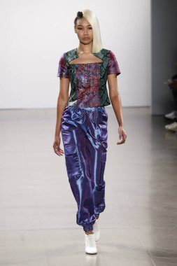 New York, Ny - Şubat 08: Bir model Nyfw sırasında Kim Shui defile için pist yürüyor: Şubat'ta Spring Studios Gallery Ii de Gösterir 8, 2019 Nyc