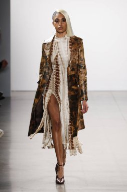 New York, Ny - Şubat 08: Bir model Nyfw sırasında Kim Shui defile için pist yürüyor: Şubat'ta Spring Studios Gallery Ii de Gösterir 8, 2019 Nyc