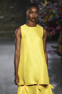 New York, Ny - 07 Şubat: Bir model New York Moda Haftası sırasında Jonathan Cohen defile için pist yürüyor: Şubat'ta Gösterir 7, 2019 Nyc