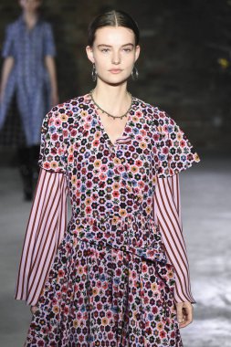 New York, Ny - 07 Şubat: Bir model New York Moda Haftası sırasında Jonathan Cohen defile için pist yürüyor: Şubat'ta Gösterir 7, 2019 Nyc