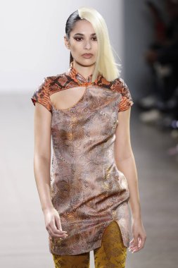 New York, Ny - Şubat 08: Bir model Nyfw sırasında Kim Shui defile için pist yürüyor: Şubat'ta Spring Studios Gallery Ii de Gösterir 8, 2019 Nyc