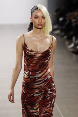 New York, Ny - Şubat 08: Bir model Nyfw sırasında Kim Shui defile için pist yürüyor: Şubat'ta Spring Studios Gallery Ii de Gösterir 8, 2019 Nyc