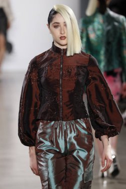 New York, Ny - Şubat 08: Bir model Nyfw sırasında Kim Shui defile için pist yürüyor: Şubat'ta Spring Studios Gallery Ii de Gösterir 8, 2019 Nyc