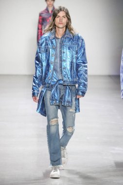 New York, Ny - 12 Şubat: Model Şubat'ta New York Moda Haftası sırasında John John defile için pist yürüyor 12, 2019 Nyc.