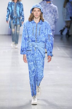 New York, Ny - 12 Şubat: Model Şubat'ta New York Moda Haftası sırasında John John defile için pist yürüyor 12, 2019 Nyc.