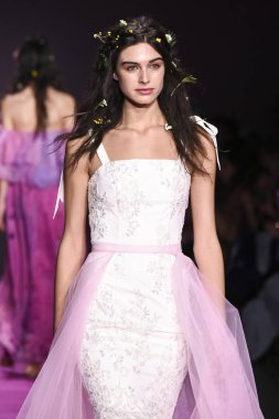 New York, Ny - 10 Şubat: Bir model Nyfw sırasında Lanyu defile için pist yürüyor: Şubat'ta Industria Studios Gösterir 10, 2019 Nyc