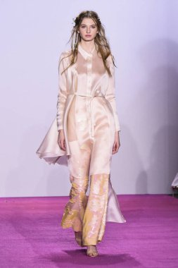 New York, Ny - 10 Şubat: Bir model Nyfw sırasında Lanyu defile için pist yürüyor: Şubat'ta Industria Studios Gösterir 10, 2019 Nyc