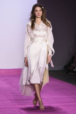 New York, Ny - 10 Şubat: Bir model Nyfw sırasında Lanyu defile için pist yürüyor: Şubat'ta Industria Studios Gösterir 10, 2019 Nyc