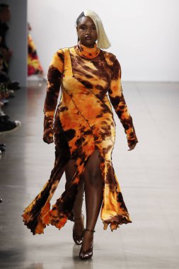 New York, Ny - Şubat 08: Bir model Nyfw sırasında Kim Shui defile için pist yürüyor: Şubat'ta Spring Studios Gallery Ii de Gösterir 8, 2019 Nyc