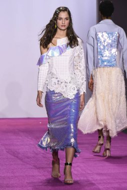 New York, Ny - 10 Şubat: Bir model Nyfw sırasında Lanyu defile için pist yürüyor: Şubat'ta Industria Studios Gösterir 10, 2019 Nyc