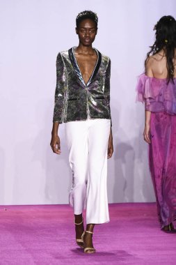 New York, Ny - 10 Şubat: Bir model Nyfw sırasında Lanyu defile için pist yürüyor: Şubat'ta Industria Studios Gösterir 10, 2019 Nyc