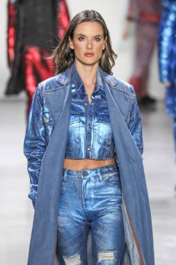 New York, Ny - 12 Şubat: Model Alessandra Ambrosio Şubat'ta Nyfw sırasında John John defile için pist yürüyor 12, 2019 Nyc.