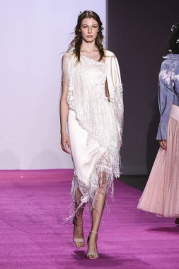 New York, Ny - 10 Şubat: Bir model Nyfw sırasında Lanyu defile için pist yürüyor: Şubat'ta Industria Studios Gösterir 10, 2019 Nyc