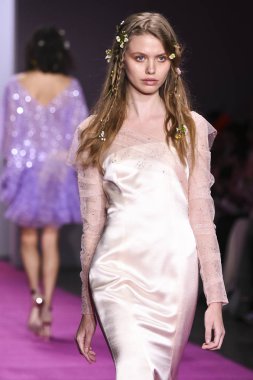 New York, Ny - 10 Şubat: Bir model Nyfw sırasında Lanyu defile için pist yürüyor: Şubat'ta Industria Studios Gösterir 10, 2019 Nyc