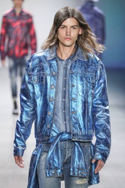 New York, Ny - 12 Şubat: Model Şubat'ta New York Moda Haftası sırasında John John defile için pist yürüyor 12, 2019 Nyc.