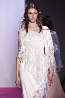 New York, Ny - 10 Şubat: Bir model Nyfw sırasında Lanyu defile için pist yürüyor: Şubat'ta Industria Studios Gösterir 10, 2019 Nyc