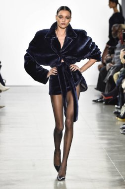 New York, Ny - 10 Şubat: Bir model Nyfw sırasında Laquan Smith defile için pist yürüyor: Şubat'ta Spring Studios Gallery Ii de Gösterir 10, 2019 Nyc