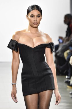 New York, Ny - 10 Şubat: Bir model Nyfw sırasında Laquan Smith defile için pist yürüyor: Şubat'ta Spring Studios Gallery Ii de Gösterir 10, 2019 Nyc