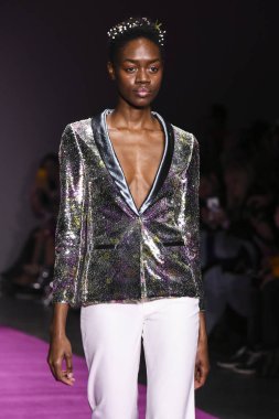 New York, Ny - 10 Şubat: Bir model Nyfw sırasında Lanyu defile için pist yürüyor: Şubat'ta Industria Studios Gösterir 10, 2019 Nyc