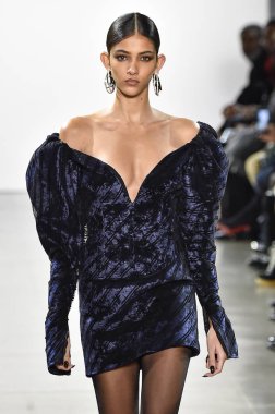 New York, Ny - 10 Şubat: Bir model Nyfw sırasında Laquan Smith defile için pist yürüyor: Şubat'ta Spring Studios Gallery Ii de Gösterir 10, 2019 Nyc