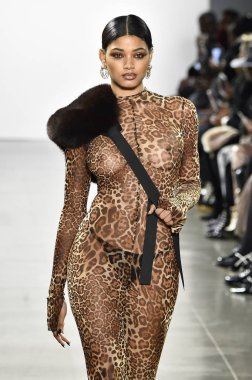 New York, Ny - 10 Şubat: Bir model Nyfw sırasında Laquan Smith defile için pist yürüyor: Şubat'ta Spring Studios Gallery Ii de Gösterir 10, 2019 Nyc