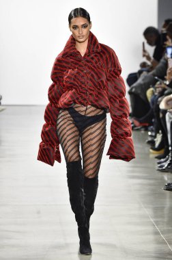 New York, Ny - 10 Şubat: Bir model Nyfw sırasında Laquan Smith defile için pist yürüyor: Şubat'ta Spring Studios Gallery Ii de Gösterir 10, 2019 Nyc