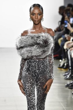 New York, Ny - 10 Şubat: Bir model Nyfw sırasında Laquan Smith defile için pist yürüyor: Şubat'ta Spring Studios Gallery Ii de Gösterir 10, 2019 Nyc