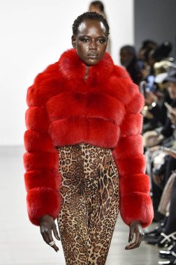 New York, Ny - 10 Şubat: Bir model Nyfw sırasında Laquan Smith defile için pist yürüyor: Şubat'ta Spring Studios Gallery Ii de Gösterir 10, 2019 Nyc
