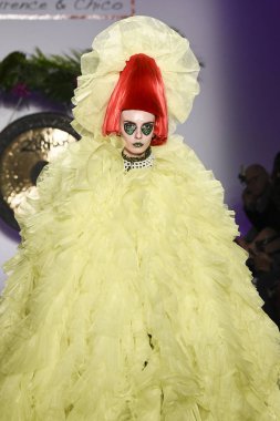 New York, Ny - 08 Şubat: Model Şubat'ta New York Moda Haftası sırasında Laurence ve Chico defile için pist yürüyor 08, 2019 Nyc.