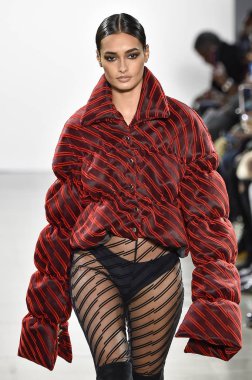 New York, Ny - 10 Şubat: Bir model Nyfw sırasında Laquan Smith defile için pist yürüyor: Şubat'ta Spring Studios Gallery Ii de Gösterir 10, 2019 Nyc