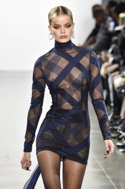 New York, Ny - 10 Şubat: Bir model Nyfw sırasında Laquan Smith defile için pist yürüyor: Şubat'ta Spring Studios Gallery Ii de Gösterir 10, 2019 Nyc