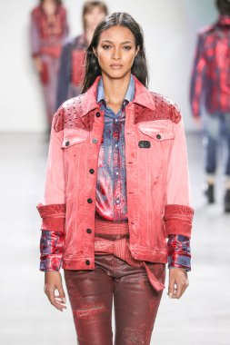 New York, Ny - 12 Şubat: Model Şubat'ta New York Moda Haftası sırasında John John defile için pist yürüyor 12, 2019 Nyc.