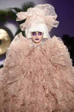 New York, Ny - 08 Şubat: Model Şubat'ta New York Moda Haftası sırasında Laurence ve Chico defile için pist yürüyor 08, 2019 Nyc.