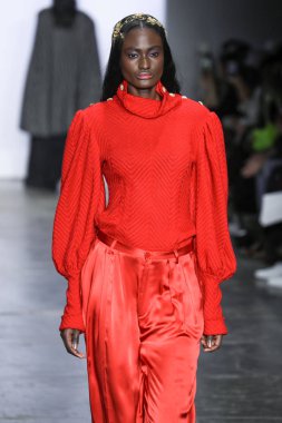 New York, Ny - 07 Şubat: Bir model New York Moda Haftası sırasında Jiri Kalfar defile için pist yürüyor: Şubat'ta Industria Studios Gösterir 7, 2019 Nyc