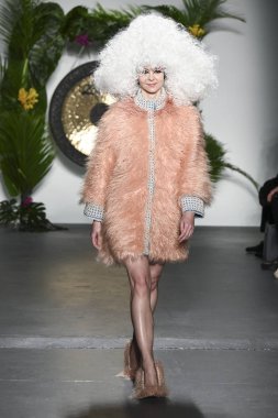 New York, Ny - 08 Şubat: Model Şubat'ta New York Moda Haftası sırasında Laurence ve Chico defile için pist yürüyor 08, 2019 Nyc.