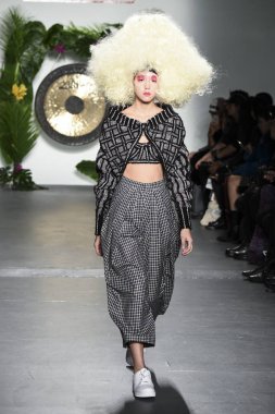 New York, Ny - 08 Şubat: Model Şubat'ta New York Moda Haftası sırasında Laurence ve Chico defile için pist yürüyor 08, 2019 Nyc.