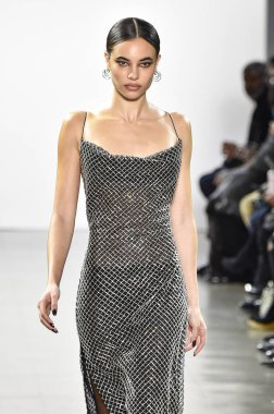 New York, Ny - 10 Şubat: Bir model Nyfw sırasında Laquan Smith defile için pist yürüyor: Şubat'ta Spring Studios Gallery Ii de Gösterir 10, 2019 Nyc