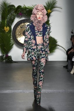 New York, Ny - 08 Şubat: Model Şubat'ta New York Moda Haftası sırasında Laurence ve Chico defile için pist yürüyor 08, 2019 Nyc.