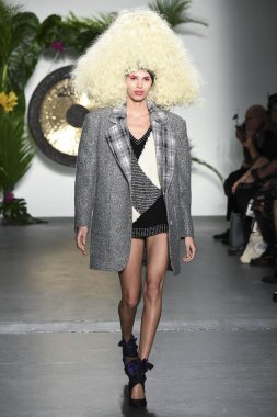 New York, Ny - 08 Şubat: Model Şubat'ta New York Moda Haftası sırasında Laurence ve Chico defile için pist yürüyor 08, 2019 Nyc.