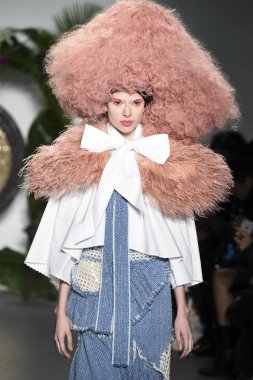 New York, Ny - 08 Şubat: Model Şubat'ta New York Moda Haftası sırasında Laurence ve Chico defile için pist yürüyor 08, 2019 Nyc.