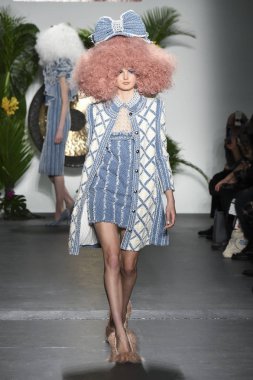 New York, Ny - 08 Şubat: Model Şubat'ta New York Moda Haftası sırasında Laurence ve Chico defile için pist yürüyor 08, 2019 Nyc.