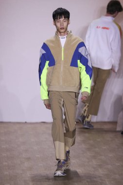New York, Ny - 12 Şubat: Bir model Nyfw sırasında Li-Ning Sonbahar / Kış 2019 Show sırasında pist yürüyor: Şubat'ta Industria Studios Gösterir 12, 2019 Nyc.