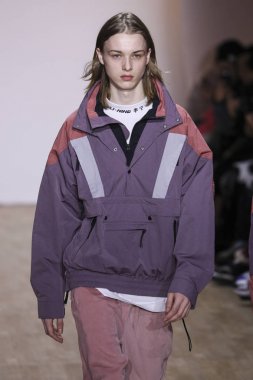 New York, Ny - 12 Şubat: Bir model Nyfw sırasında Li-Ning Sonbahar / Kış 2019 Show sırasında pist yürüyor: Şubat'ta Industria Studios Gösterir 12, 2019 Nyc.