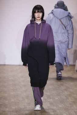 New York, Ny - 12 Şubat: Bir model Nyfw sırasında Li-Ning Sonbahar / Kış 2019 Show sırasında pist yürüyor: Şubat'ta Industria Studios Gösterir 12, 2019 Nyc.