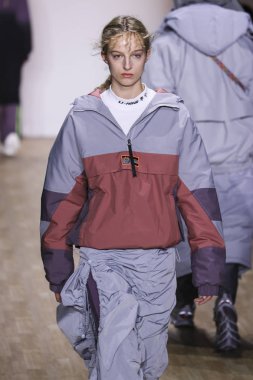 New York, Ny - 12 Şubat: Bir model Nyfw sırasında Li-Ning Sonbahar / Kış 2019 Show sırasında pist yürüyor: Şubat'ta Industria Studios Gösterir 12, 2019 Nyc.