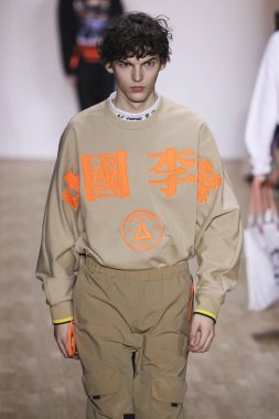 New York, Ny - 12 Şubat: Bir model Nyfw sırasında Li-Ning Sonbahar / Kış 2019 Show sırasında pist yürüyor: Şubat'ta Industria Studios Gösterir 12, 2019 Nyc.