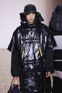 New York, Ny - 12 Şubat: Bir model Nyfw sırasında Li-Ning Sonbahar / Kış 2019 Show sırasında pist yürüyor: Şubat'ta Industria Studios Gösterir 12, 2019 Nyc.