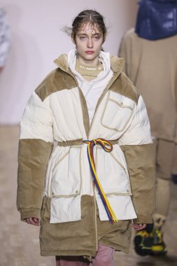 New York, Ny - 12 Şubat: Bir model Nyfw sırasında Li-Ning Sonbahar / Kış 2019 Show sırasında pist yürüyor: Şubat'ta Industria Studios Gösterir 12, 2019 Nyc.